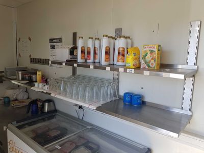 un réfrigérateur qui contient beaucoup de nourriture