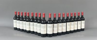 six bouteilles de vin rouge alignées