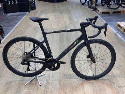 un vélo posé sur un support dans un magasin