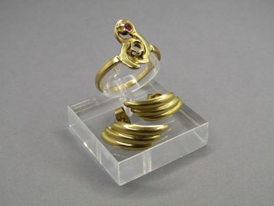 an image of a gold ring with a ruby stone in it
