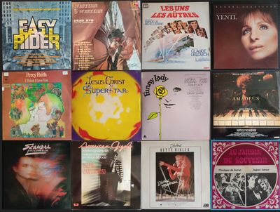 de nombreuses pochettes d'albums différentes accrochées au mur d'un magasin