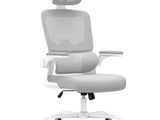 une photo d'une chaise de bureau blanche équipée d'un appui-tête et d'accoudoirs