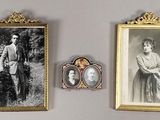 deux photos encadrées d'un homme et d'une femme sur le mur