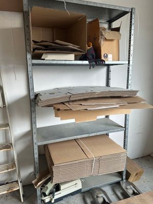 beaucoup de boîtes et de cartons sur les étagères de la pièce