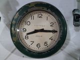 une horloge accrochée au mur de la pièce