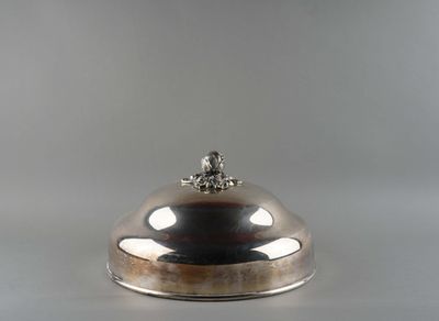 Cloche de service en métal argenté.