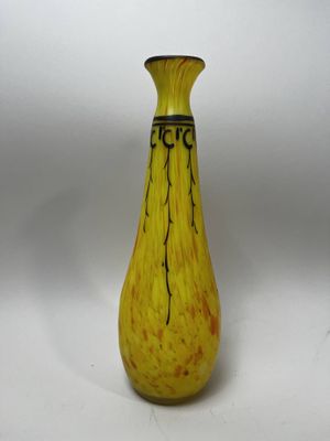 un vase jaune avec une inscription noire sur fond blanc