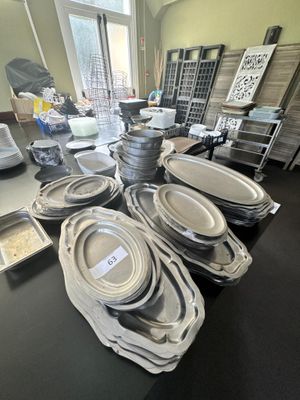 de nombreuses assiettes et casseroles sur la table de la cuisine