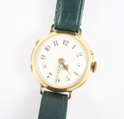 une image d'un gros plan d'une montre-bracelet sur un fond blanc