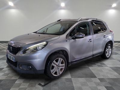 la voiture argentée est garée dans le garage sur un sol en damier