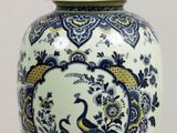 un vase bleu et blanc avec un couvercle sur une table
