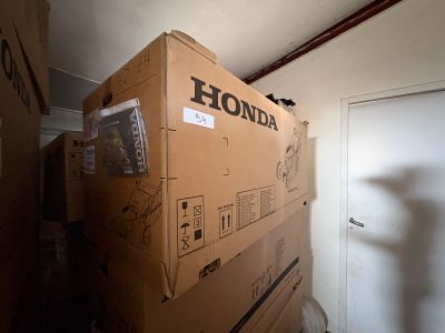 des cartons empilés les uns sur les autres dans une pièce, près d'une porte