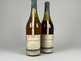 deux bouteilles de vin posées l'une à côté de l'autre sur une table
