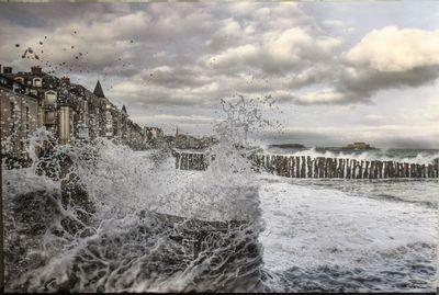 une grande vague qui s'écrase sur le rivage de l'océan