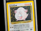 gros plan d'une carte pokemon sur fond noir