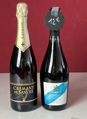 plusieurs bouteilles de vin sont alignées sur un comptoir