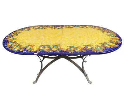 une image représentant une table recouverte d'une nappe jaune et bleue