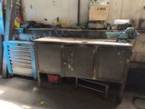 une image d'un établi dans un garage