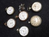 cinq types différents de montres de poche sur un fond noir
