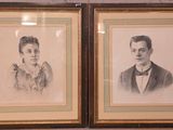 deux portraits encadrés représentant un homme et une femme en tenue de cérémonie