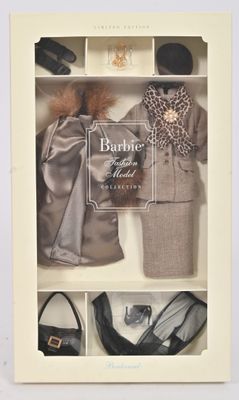 une poupée dans une boîte, avec des vêtements, des chaussures et un sac à main