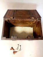Coffre en bois rustique foncé avec ferrures métalliques. (photo 6)