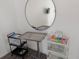 une petite table sur laquelle est posé un miroir, dans un coin de la pièce