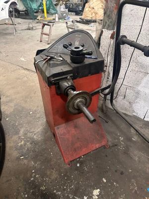 une machine qui se trouve sur le bord de la route