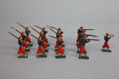 sept figurines de soldats en uniforme rouge, armés de lances et d'épées