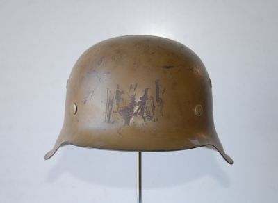 un vieux casque posé sur un support métallique contre un mur blanc