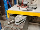 une table sur laquelle sont posés tout un tas d'outils, dans une pièce