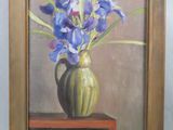 une peinture de fleurs bleues dans un vase sur une table