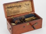 une vieille caisse en bois contenant une bouteille de vin et d'autres objets