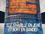 une affiche sur laquelle figure l'image d'une voiture