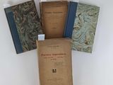 quatre livres sont empilés sur une table