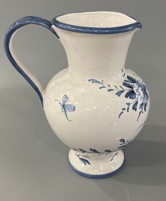 Christian DIOR Pichet en céramique à décor bleu de feuillage…