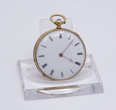 une montre de poche en or avec des chiffres romains