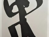 une image représentant une photo en noir et blanc d'une personne tenant un cœur