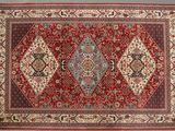 un tapis rouge et bleu orné d'un motif en forme de diamant