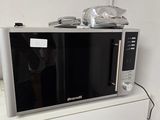 un micro-ondes posé sur un meuble de cuisine