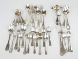 beaucoup de cuillères en argent et de cuillères à soupe sur la table