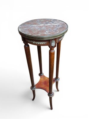 une image d'une petite table avec un plateau en marbre sur un fond blanc