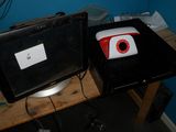deux caméras posées sur une table à côté d'un ordinateur portable