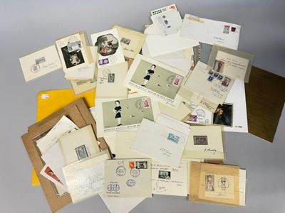 une pile de vieilles lettres et d'enveloppes posée sur une table