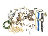 une pile de bijoux assortis sur une surface blanche