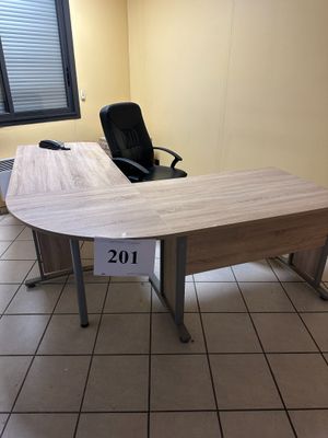 un bureau sur lequel se trouvent une chaise et un téléphone
