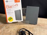 une photo montrant une boîte et un chargeur posés sur une table