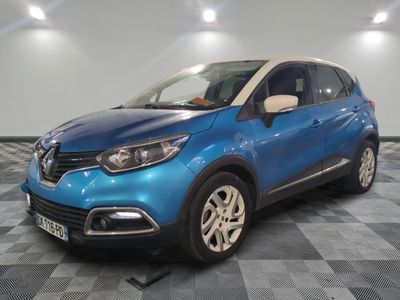 une voiture bleue est garée sur le sol à carreaux d'un garage