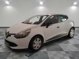 la voiture blanche est garée sur un sol en damier dans le garage