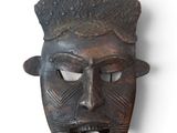 une image d'un masque en bois sur fond blanc